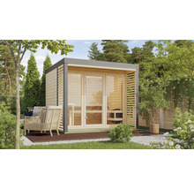 Moderne Gartensauna aus Holz mit Glasfront und Flachdach in einem gepflegten Garten mit Sitzgelegenheit auf einer Holzterrasse.