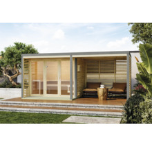 Moderne Gartensauna aus Holz mit Glasfront und überdachter Terrasse inklusive Sitzgelegenheiten im Garten auf einer Holzterrasse.