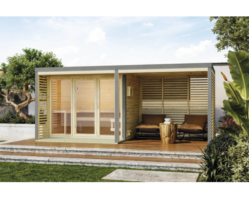 Moderne Gartensauna aus Holz mit Glasfront und überdachter Terrasse inklusive Sitzgelegenheiten im Garten auf einer Holzterrasse.