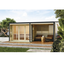 Moderne Gartensauna aus Holz mit Terrasse und integriertem Ruhebereich auf einer Holzplattform im Garten.