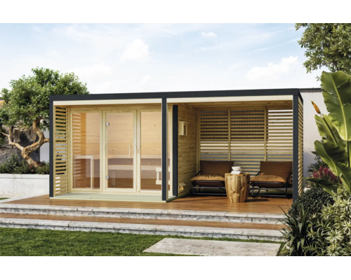 Moderne Gartensauna aus Holz mit Terrasse und integriertem Ruhebereich auf einer Holzplattform im Garten.