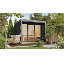 Moderne Gartensauna aus Holz mit Flachdach, Glasfront und Lamellen-Seitenelementen in einem Garten auf einer Holzterrasse.