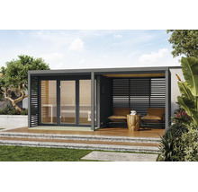 Moderne Gartensauna aus Holz mit Glasfront und integriertem überdachtem Lounge Bereich auf einer Terrasse im Garten.