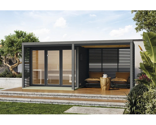 Moderne Gartensauna aus Holz mit Glasfront und integriertem überdachtem Lounge Bereich auf einer Terrasse im Garten.