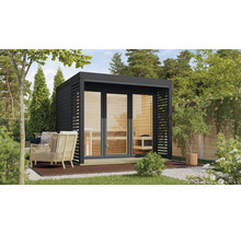 Moderne Garten-Sauna mit Flachdach und Glasfront, aufgestellt auf einer Holzterrasse in einem Garten mit Lounge-Möbeln.