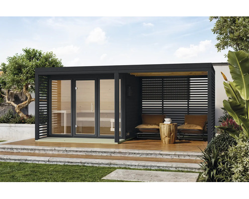 Moderne Garten Sauna mit integriertem Ruhebereich und Holzterrasse im Außenbereich vor einer Gartenlandschaft.