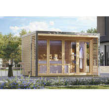 Moderne Gartensauna aus Holz mit bodentiefen Glaselementen und Flachdach, aufgestellt in einem sonnigen Gartenbereich.