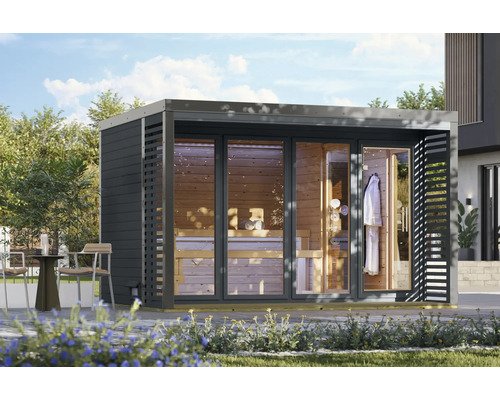 Moderne Gartensauna aus Holz mit großen Glasfronten und seitlichen Lamellenwänden in einem Garten.