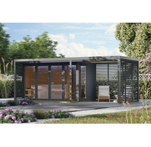 Moderne Gartensauna aus Holz mit Glasfront und seitlichem überdachtem Lounge Bereich in einem sonnigen Garten.