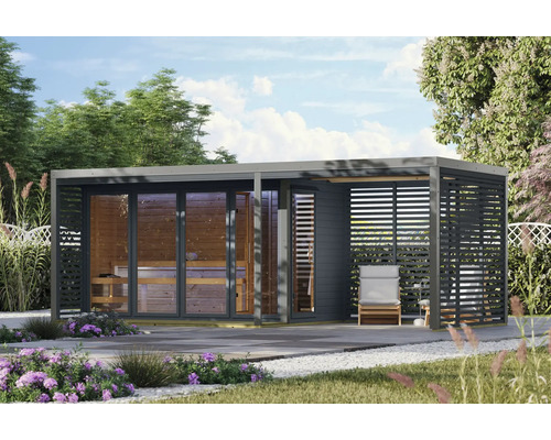Moderne Gartensauna aus Holz mit Glasfront und seitlichem überdachtem Lounge Bereich in einem sonnigen Garten.
