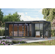 Moderne Garten-Sauna mit Glasfront und überdachter Terrasse inklusive Sitzgelegenheit in einem gepflegten Gartenambiente.