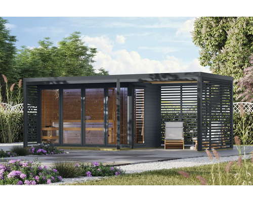 Moderne Garten-Sauna mit Glasfront und überdachter Terrasse inklusive Sitzgelegenheit in einem gepflegten Gartenambiente.