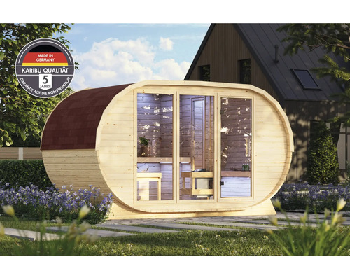 Moderne ovale Fasssauna aus Holz mit Glasfront im Garten, inklusive Karibu Qualitäts- und Herstellergarantiesiegel.