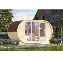 Ovale Fasssauna aus Holz mit Glasfront im Garten vor einem Wohnhaus.