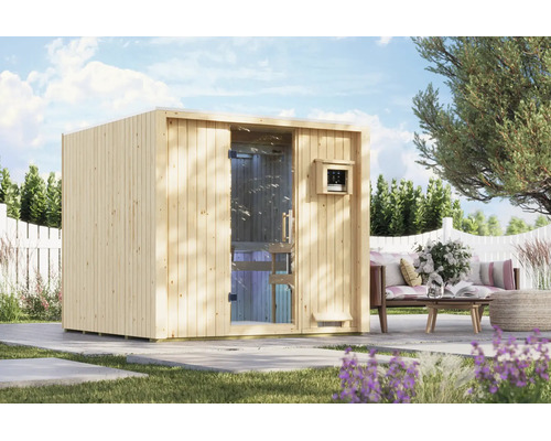 Gartensauna aus Holz mit Glastür und Steuerungselement in einem Garten mit Lounge-Möbeln.