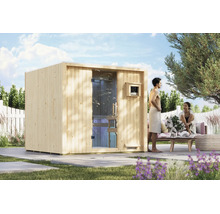 Gartensauna aus Holz auf einer Terrasse mit einem Paar, das sich entspannt und die Zeit im Freien genießt.