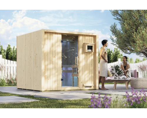 Gartensauna aus Holz auf einer Terrasse mit einem Paar, das sich entspannt und die Zeit im Freien genießt.