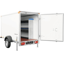 Humbaur Kofferanhänger mit geöffneter Hecktür und Innenausbau mit Regalsystem.