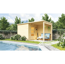 Gartenhaus aus Holz mit integrierter Terrasse und Sauna im Außenbereich neben einem Swimmingpool im Garten.