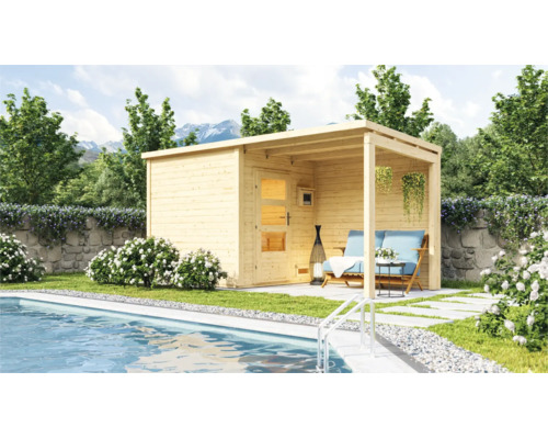 Gartenhaus aus Holz mit integrierter Terrasse und Sauna im Außenbereich neben einem Swimmingpool im Garten.