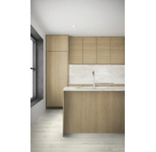 Moderne Einbauküche mit hellen Holzfronten und Kücheninsel mit Armatur in einem minimalistischen Raum.