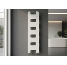 Weißer vertikaler Design-Heizkörper mit leiterförmig angeordneten, abgerundeten Aussparungen in einem modernen Badezimmer.