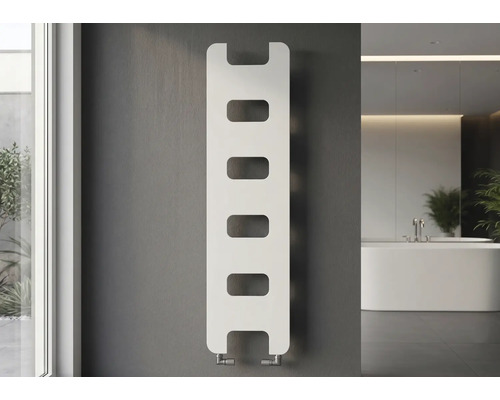 Weißer vertikaler Design-Heizkörper mit leiterförmig angeordneten, abgerundeten Aussparungen in einem modernen Badezimmer.
