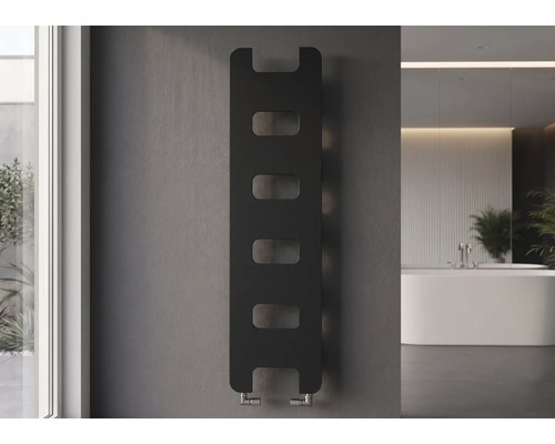 Moderner anthrazitfarbener Handtuchheizkörper an einer grauen Wand in einem hellen, minimalistischen Badezimmer mit freistehender Badewanne.