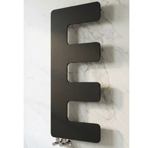 Moderner Design-Badheizkörper in E-Form aus mattem schwarzem Metall, montiert an einer Wand mit Marmoroptik.