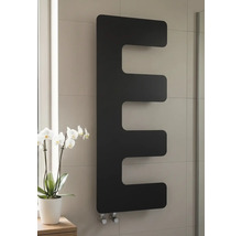 Moderner schwarzer Design-Badheizkörper in Kammform an einer hell gefliesten Wand neben einer weißen Orchidee.