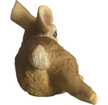 Braune Hasenfigur zur Dekoration für den Garten, Rückansicht mit strukturierter Felloptik.