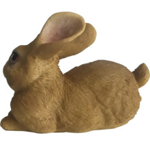 Deko-Hasenfigur sitzend mit strukturierter Felloptik.