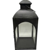 Schwarze Laterne aus Metall mit Glaseinsätzen und Tragegriff, rustikaler Stil.
