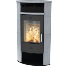 Kaminofen mit Specksteinverkleidung, großem Sichtfenster mit brennendem Holzfeuer und Warmhaltefach.