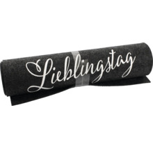 Aufgerollter Tischläufer aus Filz mit dem aufgedruckten Schriftzug Lieblingstag