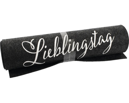 Aufgerollter Tischläufer aus Filz mit dem aufgedruckten Schriftzug Lieblingstag