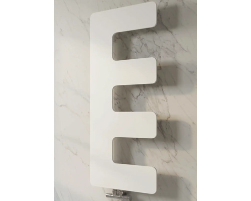 Weißer Design-Heizkörper mit vier horizontalen Elementen und verchromten Armaturen.