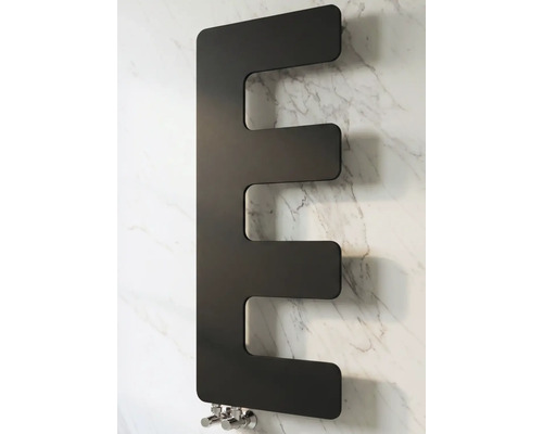 Moderner Design-Badheizkörper in E-Form aus mattem schwarzem Metall, montiert an einer Wand mit Marmoroptik.