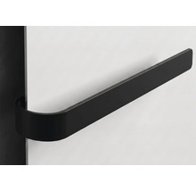 Schwarzer, matter Handtuchhalter in minimalistischem Design, an einem Paneel montiert.