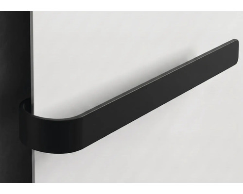 Schwarzer, matter Handtuchhalter in minimalistischem Design, an einem Paneel montiert.