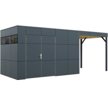 Modernes Gartenhaus mit integriertem Carport aus Plattenelementen und Doppeltür sowie einem schmalen Fensterband.
