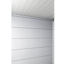 Innenansicht eines Gerätehauses mit horizontalen Wandpaneelen aus Metall und einer profilierten Deckenverkleidung.