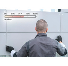Montage von grauen Fassadenpaneelen durch einen Handwerker mit Hinweis auf hohen UV-Schutz von circa 60 Prozent.