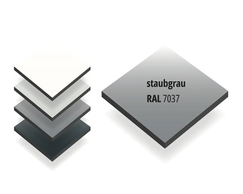 Farbmuster für Verbundplatten in Staubgrau RAL 7037, quadratische Musterplatte mit dunkler Schnittkante.