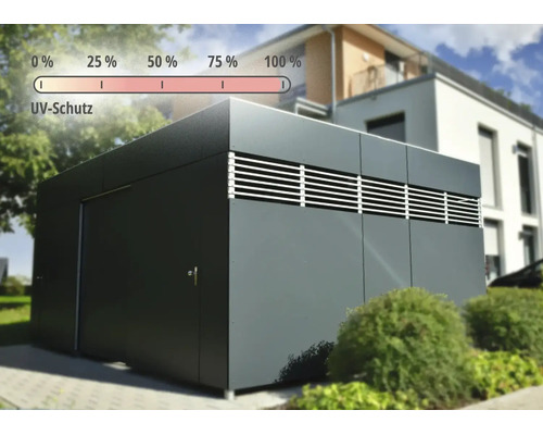 Modernes, kubisches Gerätehaus mit Belüftungslamellen und einer Anzeige für 100 Prozent Ultraviolett-Schutz in einem Garten.