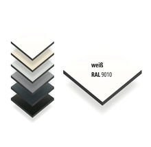 HPL-Platte in Weiß RAL 9010, dargestellt als einzelnes Farbmuster neben einem Stapel verschiedener Farbmuster.