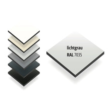 Quadratische HPL Platte in Lichtgrau RAL 7035 mit dunklem Kern und einem Stapel verschiedener Farbmuster.