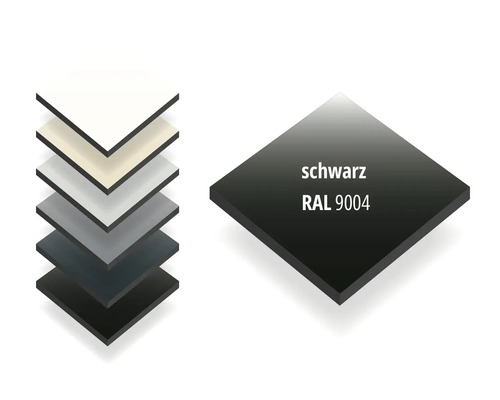 Quadratische Platte in der Farbe schwarz RAL 9004 neben einem Stapel von Platten in verschiedenen Farbtönen.