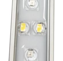 Nahaufnahme einer LED-Leiste mit verschiedenen LED-Chips in einem Aluminiumprofil.