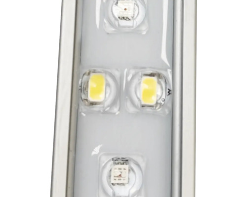 Nahaufnahme einer LED-Leiste mit verschiedenen LED-Chips in einem Aluminiumprofil.